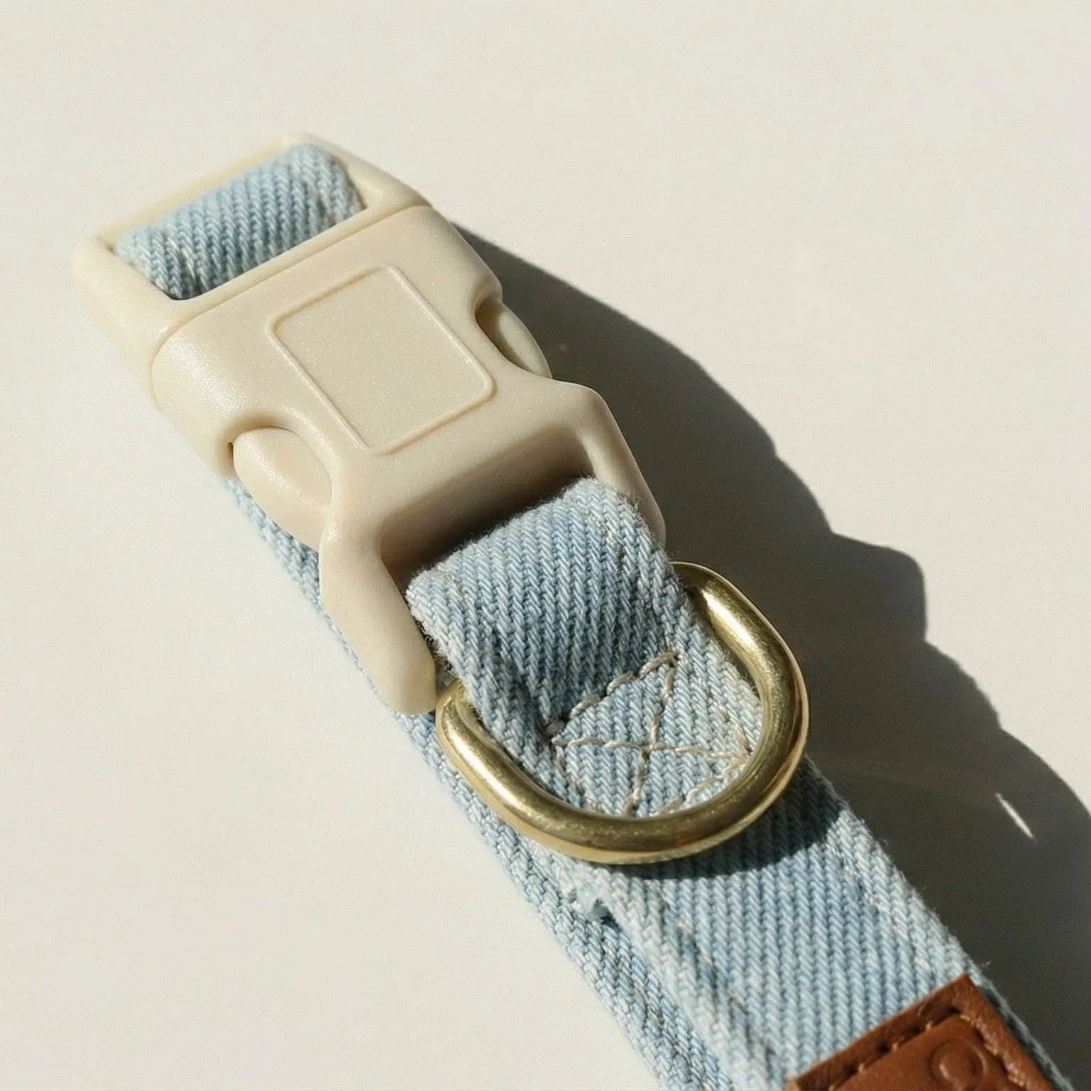 Close-up of the light denim collar