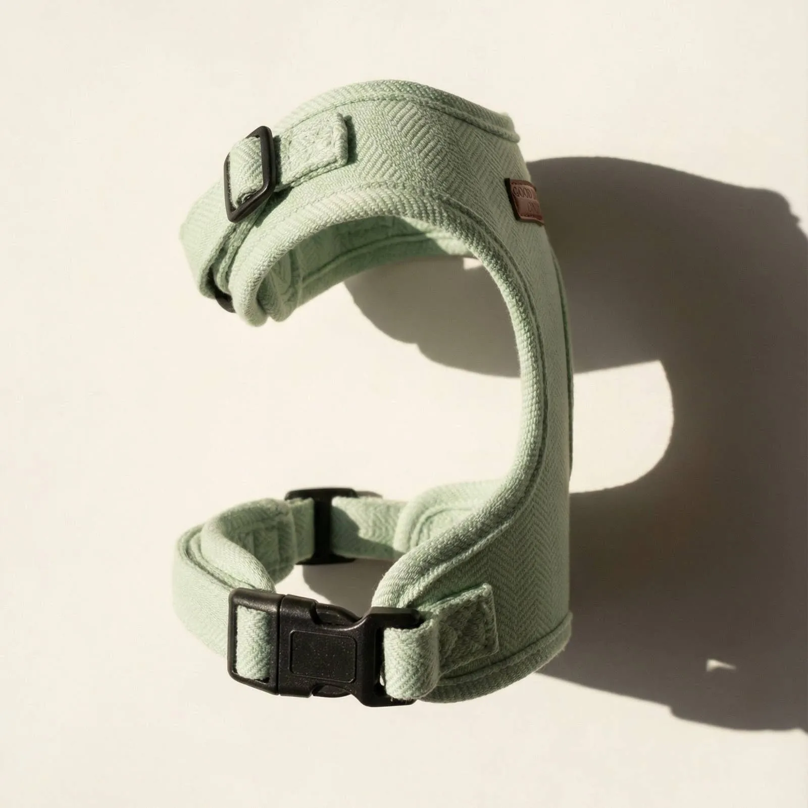 Side view of the harness and its metal hardware
